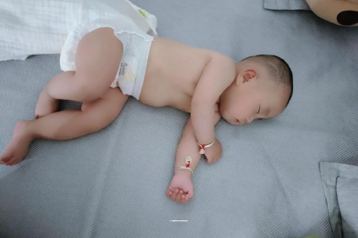 灯塔宝宝拍嗝的正确方法